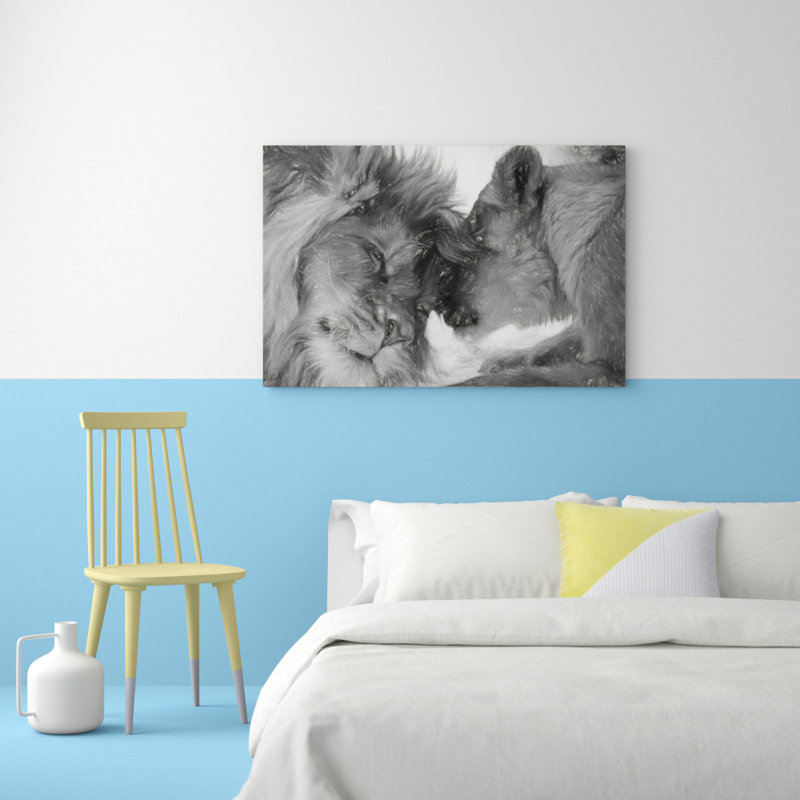 East Urban Home Leinwandbild Kuschelnde Löwen in Schwarz/Weiß | Wayfair.de